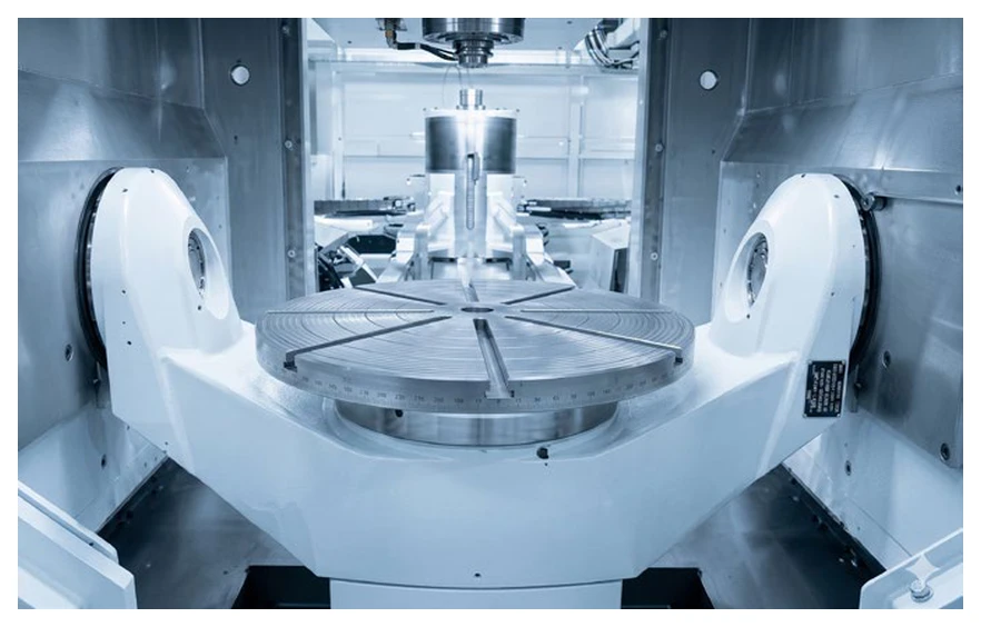 แผนภาพโครงสร้างแบบ Trunnion-Table ที่รวมแกนเอียงและแกนหมุนไว้บนโต๊ะงาน